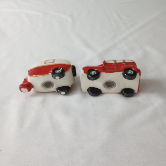 NWT Ceramic Red Vehicle & Camping Trailer Salt & Pepper Set- - Picture 8 of 13